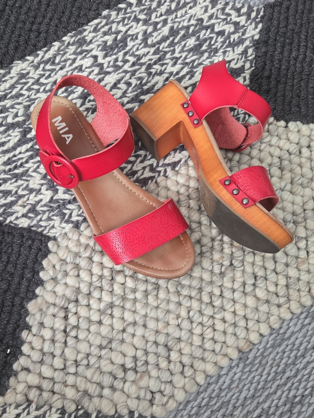 MIA WOODEN HEEL RED SANDALS. 9.5